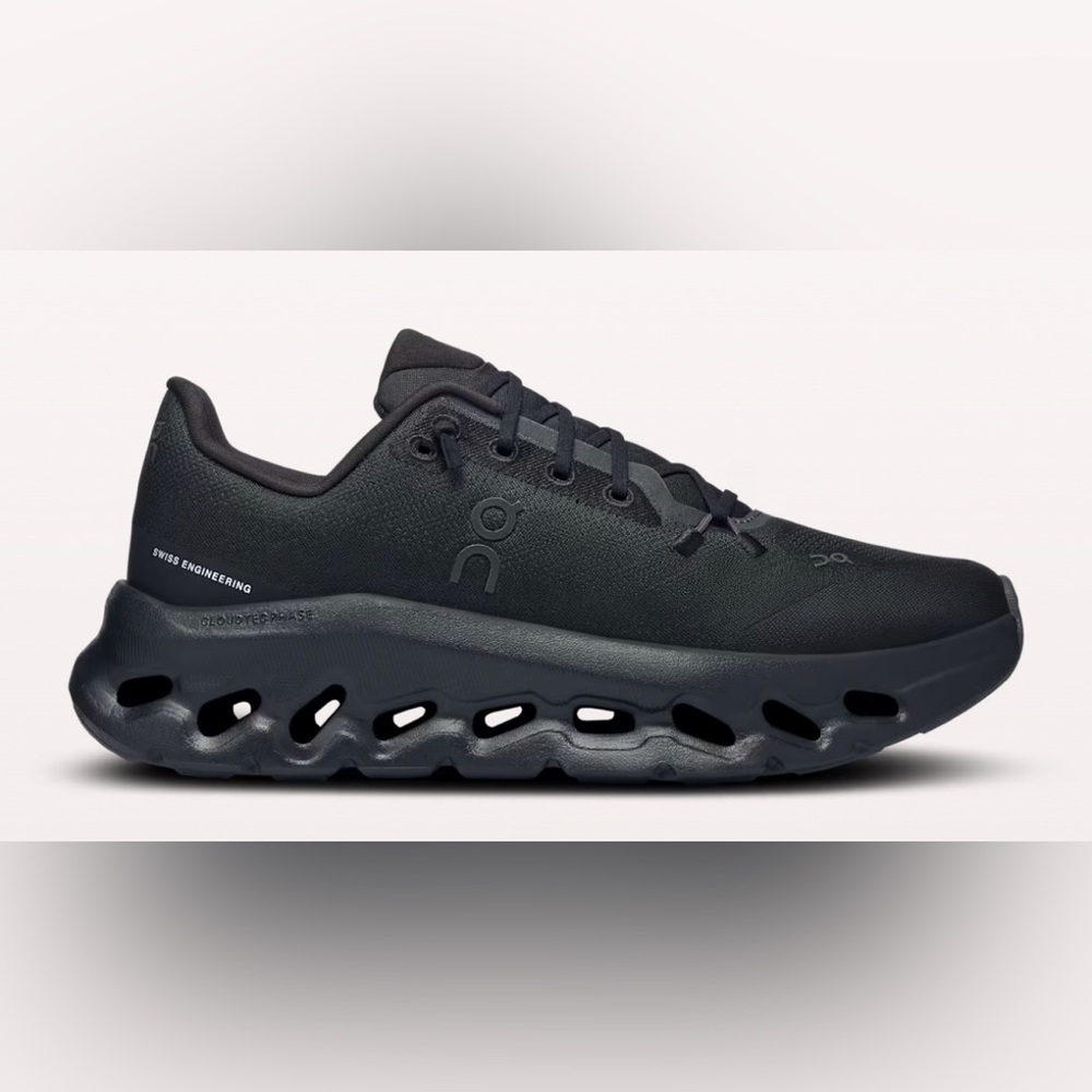 On Cloudtilt all black size 7 in excellent condition